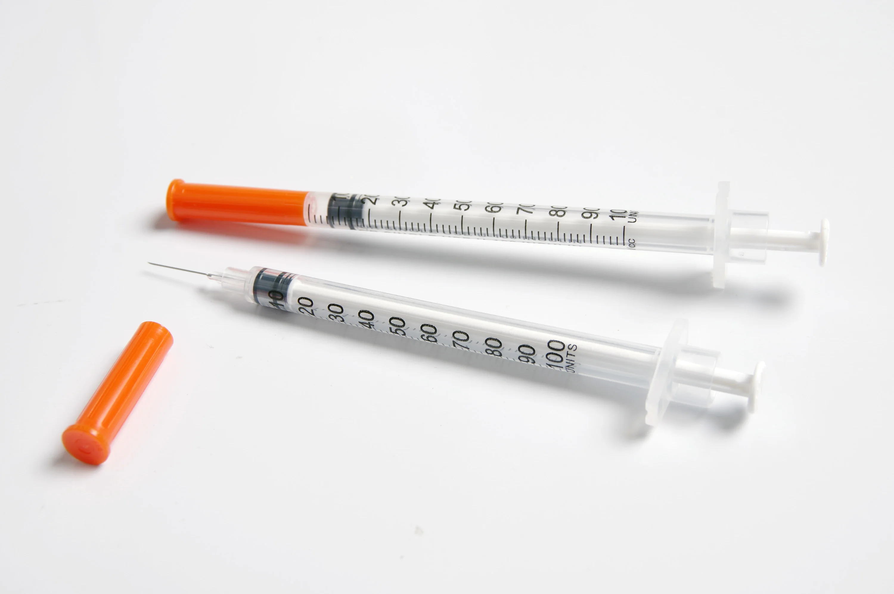 Jeringa veterinaria estéril de seguridad de plástico desechable de 1ml x 0,5 ml x 0,3 ml con agujas para animales de granja, gatos, perros, cerdos, ganado y ovejas
