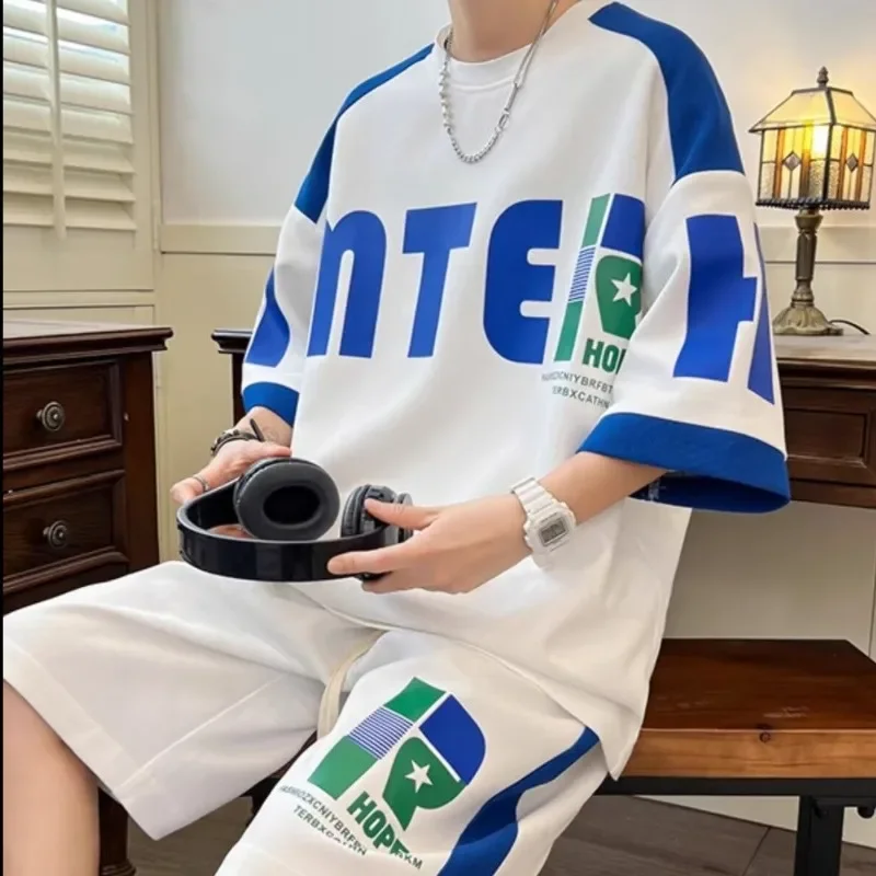 2024 夏のメンズセット韓国のファッションストリートトラックスーツ男性 Tシャツ + ショーツ 2 点セットカジュアル男性服衣装セット