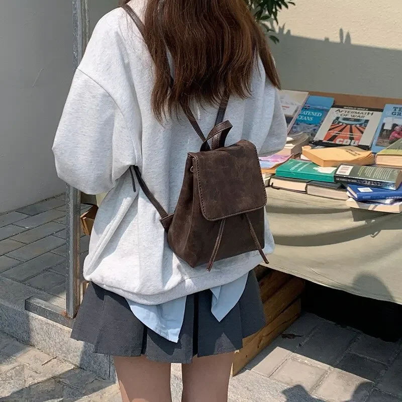 Kleiner Rucksack mit Kordelzug und Klappe für Damen, Mini-PU-Leder, strukturierter Schulrucksack, modische Reise-Pendlertasche, Mädchen-Rucksäcke