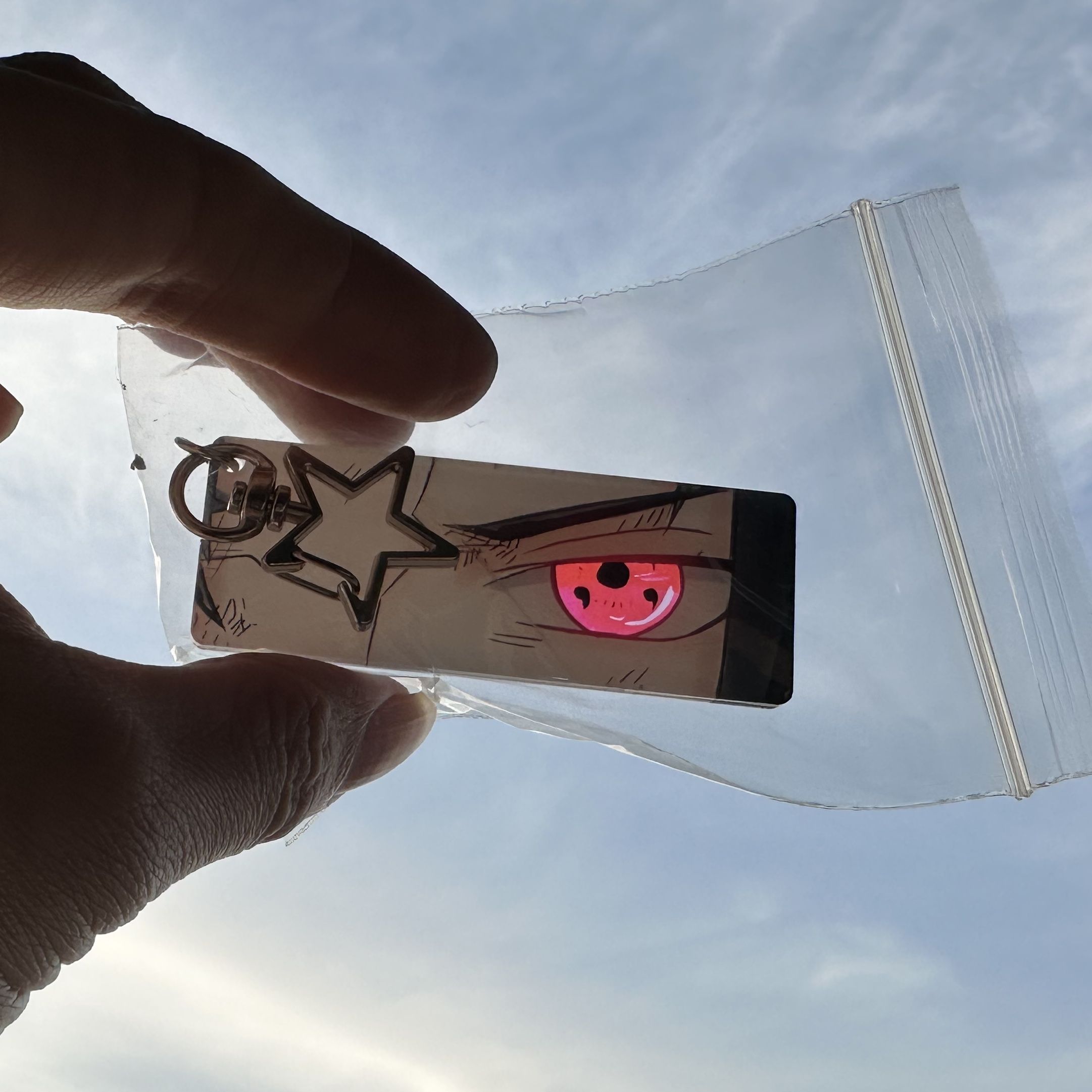 Llavero Naruto acrílico luz solar Uchiha Itachi ojos brillantes patrón Rectangular de doble cara nueva mochila colgante regalo de Navidad