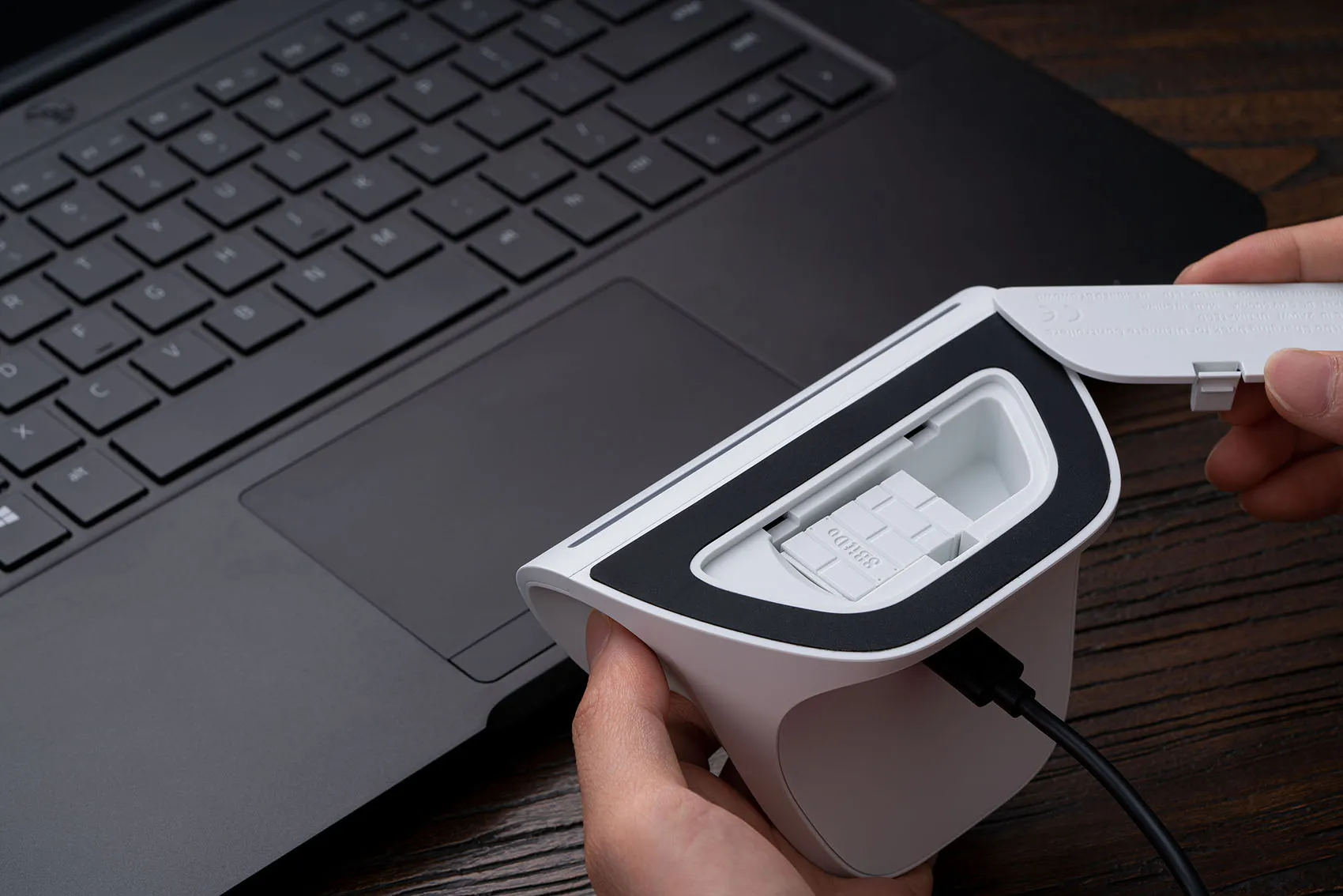 8BitDo - สุดยอดคอนโทรลเลอร์เกมบลูทูธไร้สายพร้อมแท่นชาร์จสําหรับ Nintendo Switch และพีซี Windows 10, 11, Steam Deck