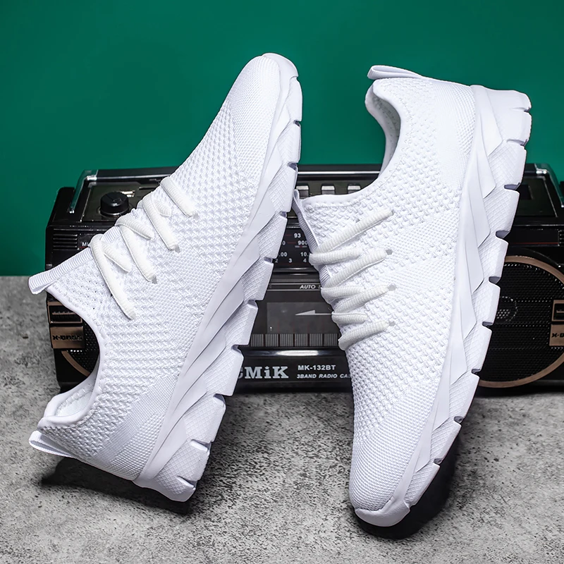 Scarpe da uomo quattro stagioni nuove taglie forti tessitura volante scarpe sportive Casual traspiranti leggere suola morbida scarpe da corsa all'aperto