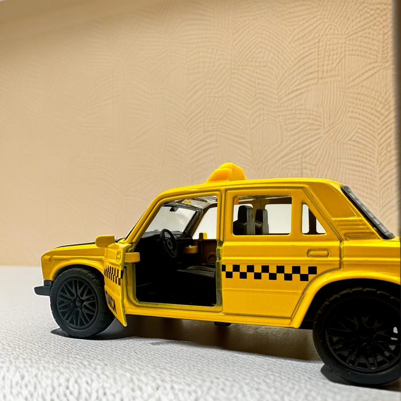 Carro modelo do brinquedo do táxi da liga com tronco, 2 projetos, simulação pull-back do metal, portas dobro, 12,5x5,2 cm, 1PC, aleatório