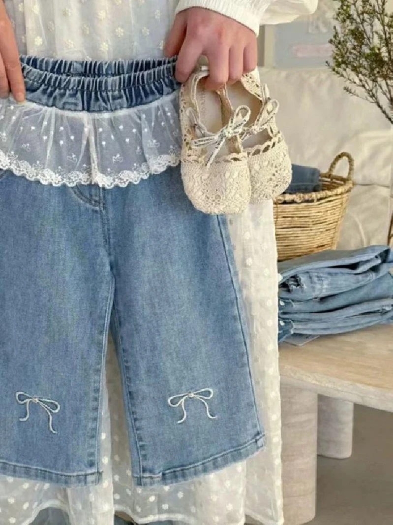 Roupas Infantis Estilo Coreano para Meninas, Calças de Perna Larga em Jeans Azul Bebê com Detalhes em Renda, 00% Aodão