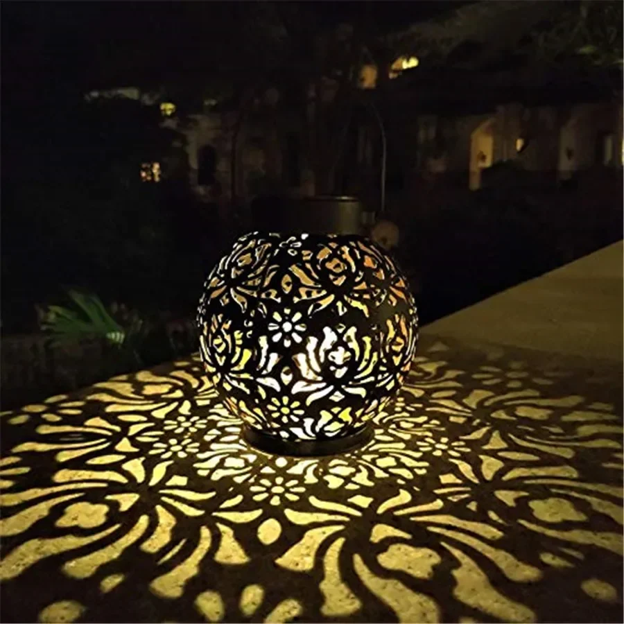 Luce solare da giardino per esterni Lampada a sospensione in ferro artistico Lampada da paesaggio a LED cava Decorazione da giardino Luce di proiezione impermeabile