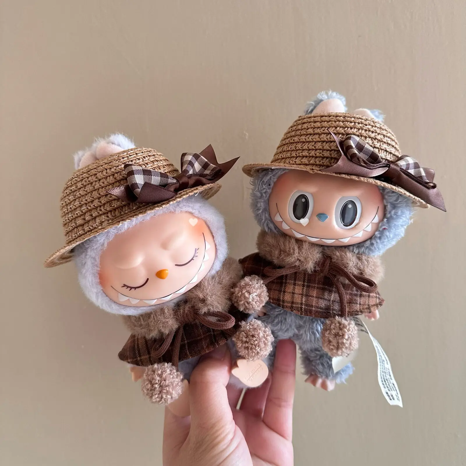 17 ซม.Labubu ตุ๊กตาเสื้อผ้า Macaron นั่งปาร์ตี้คริสต์มาส Checkered Plush เสื้อคลุมเสื้อผ้า labubu V2 เสื้อผ้าคริสต์มาสเครื่องแต่งกาย