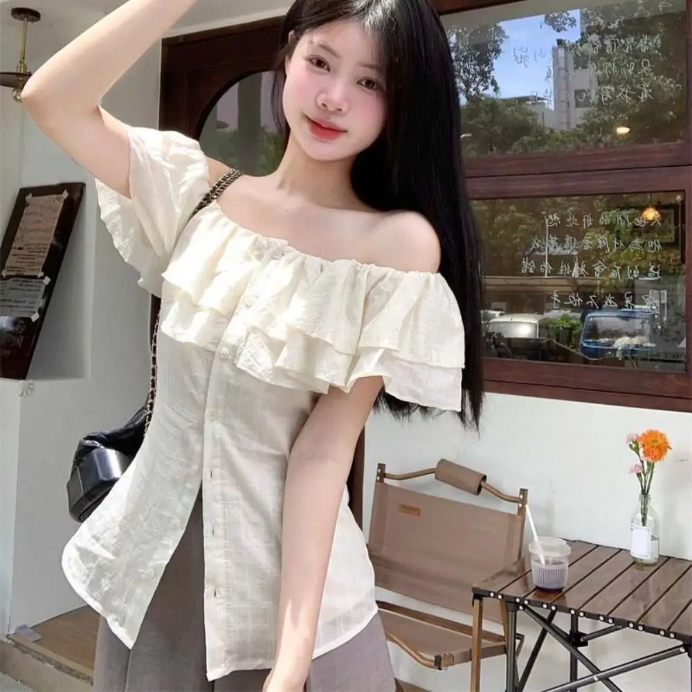 Kaus Atasan Bahu Terbuka Leher Perahu Manis Kaus Pendek Krem Ruffle Atasan Lengan Pendek Y2K Gaya Ins Tipis Clue