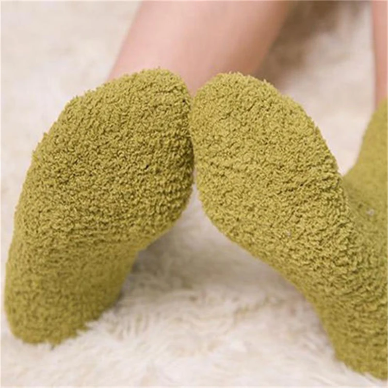 Calcetines de cama para mujer, Color puro, esponjosos, cálidos, regalo de Navidad para invierno, suelo suave, calcetines de terciopelo de lana Coral de Color caramelo para el hogar, envío directo