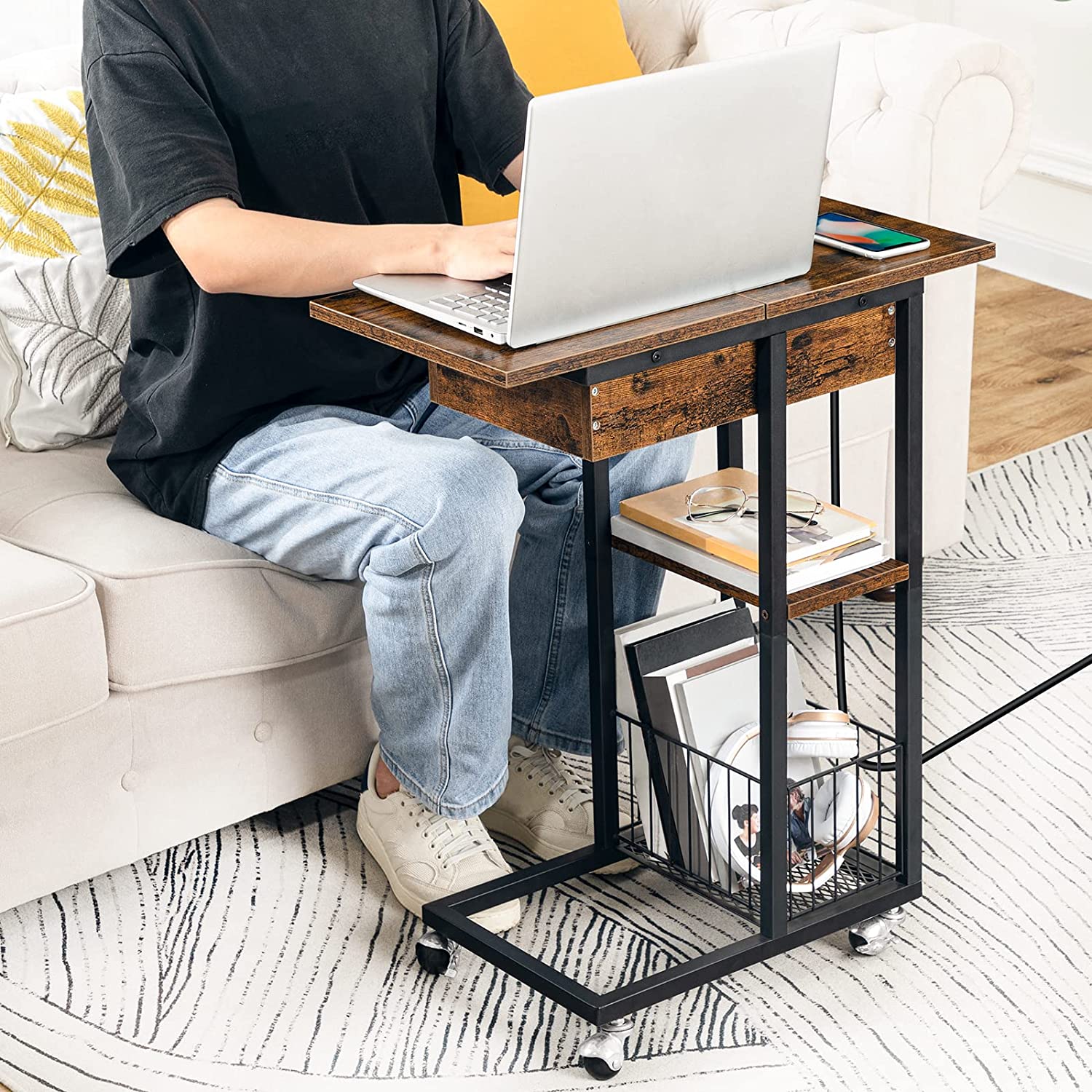 HOOBRO Table d'appoint avec station de charge Table de canapé rabattable en forme de C Table basse avec roulettes et étagère Ports USB et prises chambre