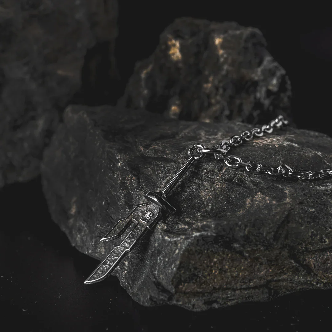 Collar invertido Spear of Heaven