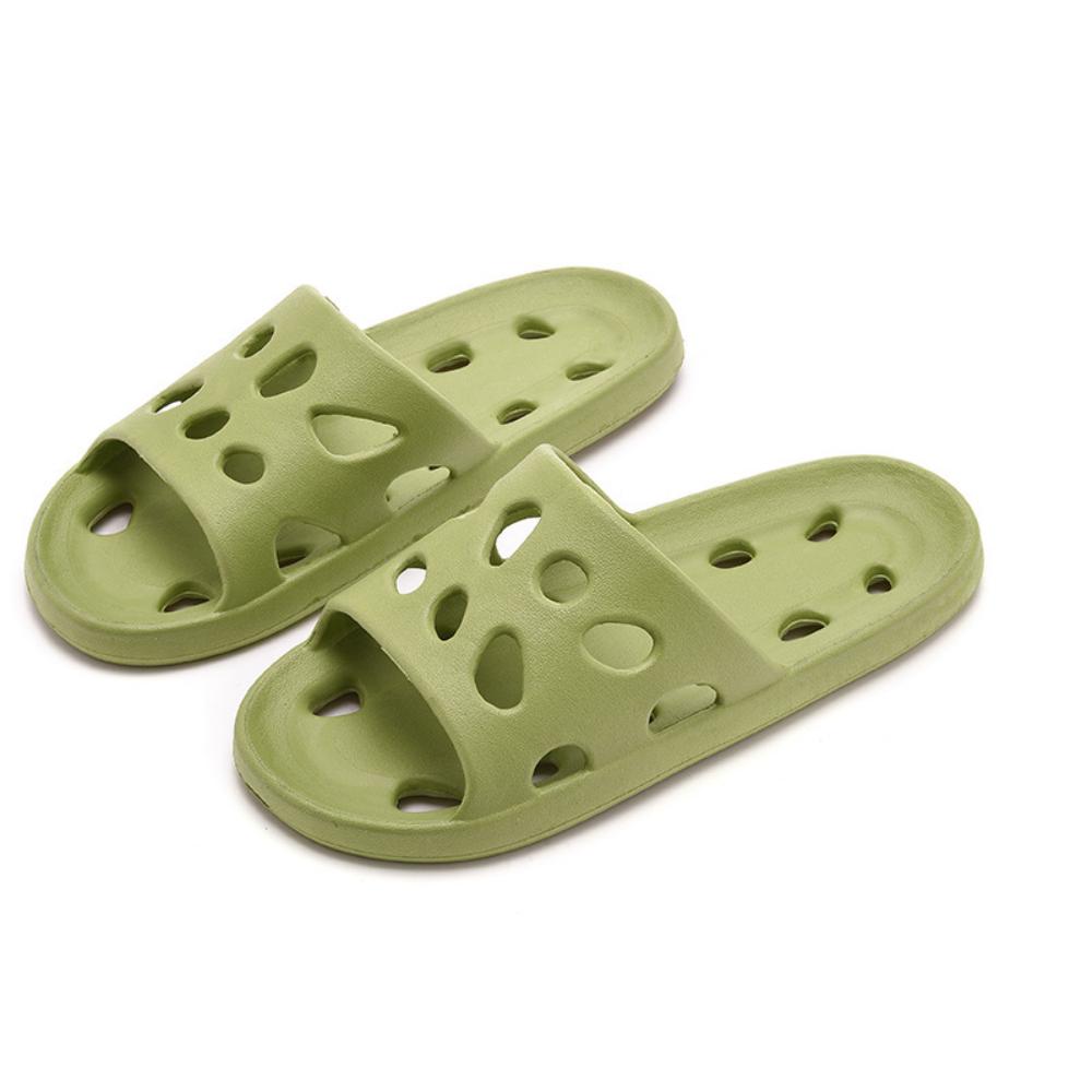 Las mujeres usan zapatillas son sandalias informales antideslizantes y con fugas y sandalias de interior en verano caladas