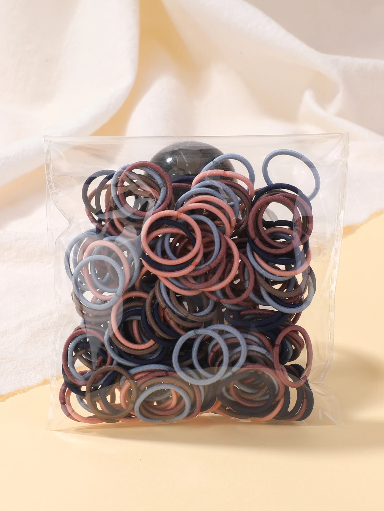 100 ชิ้น/ล็อต 2 ซม.ผมหมากฝรั่งไนลอนที่มีสีสันยางรัดเชือกตุ๊กตาอุปกรณ์เสริมผมสีดําผมวงยืดหยุ่นสําหรับเด็กทารกของขวัญ