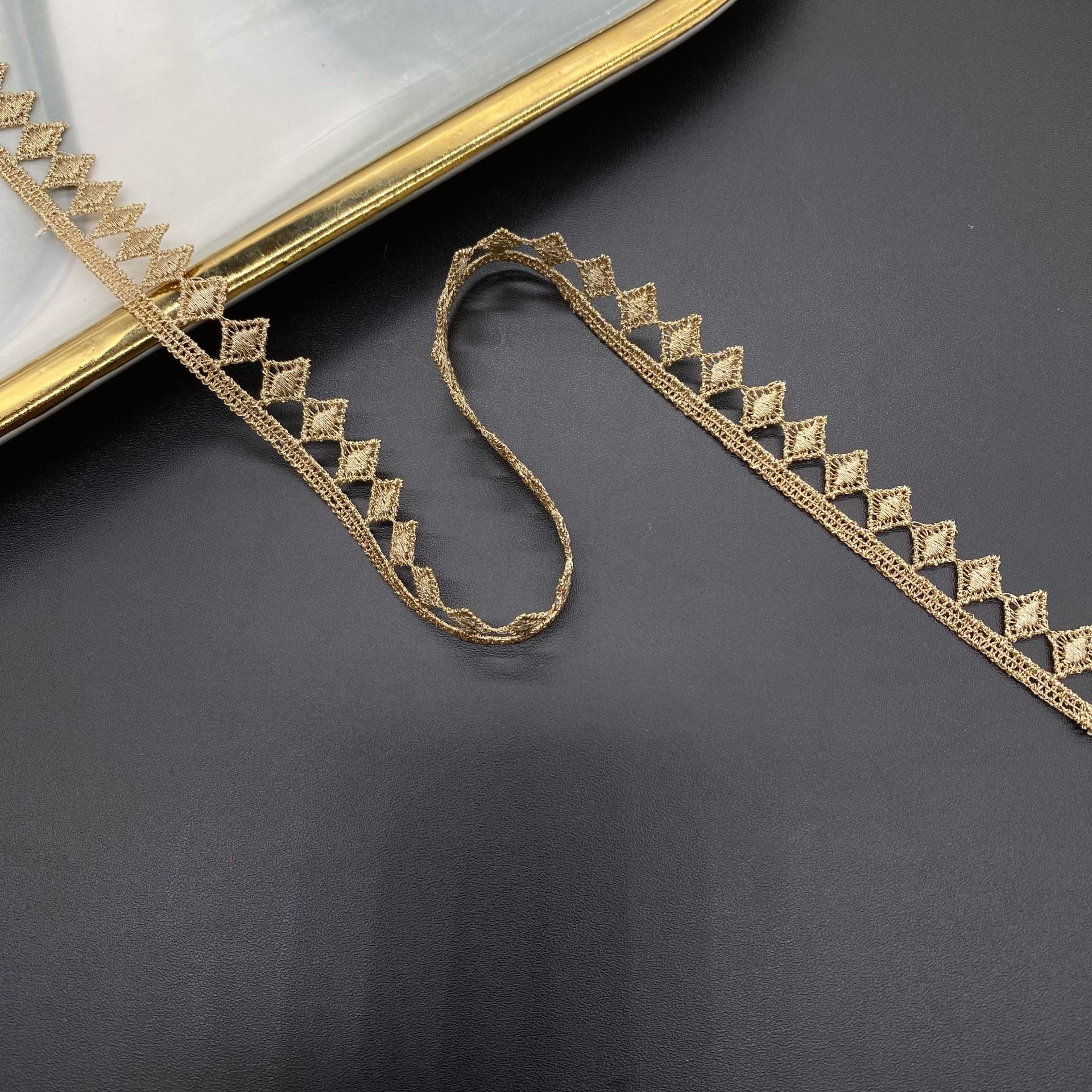Acessórios de renda dourada diy de 5 jardas para punhos de vestido, renda em forma de diamante de face única com renda de fio dourado de código de barras