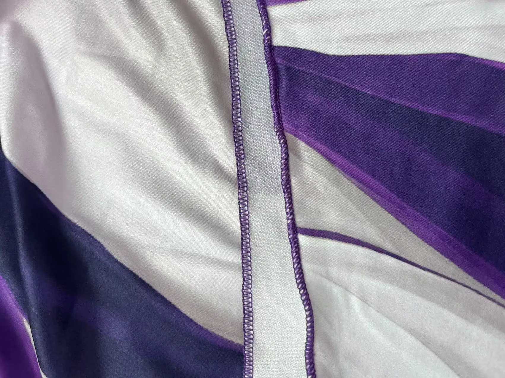 Modisches, asymmetrisches, geometrisches, gestreiftes Damenkleid in Übergröße mit doppelten Trägern