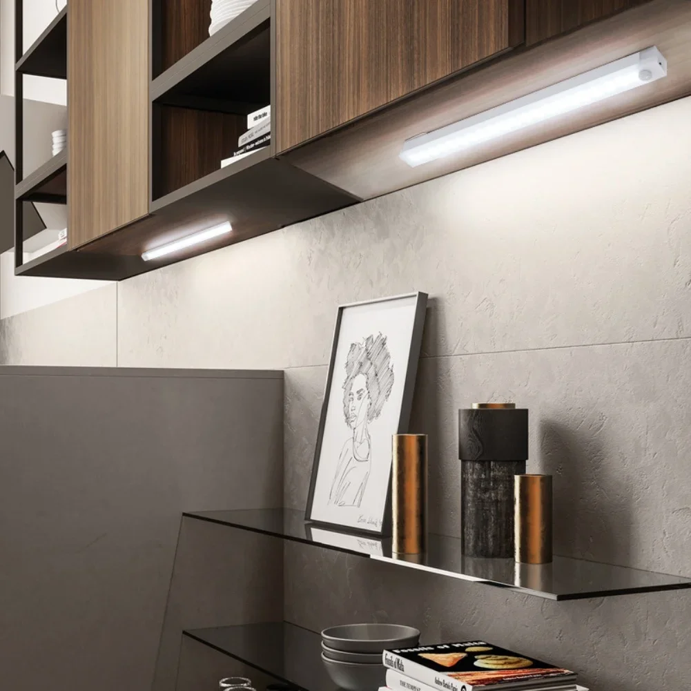 Bezprzewodowa lampka nocna LED z czujnikiem ruchu, ładowana przez USB-C, do szafy, garderoby, kuchni, na schody, do szafek, podświetlenie pokoju