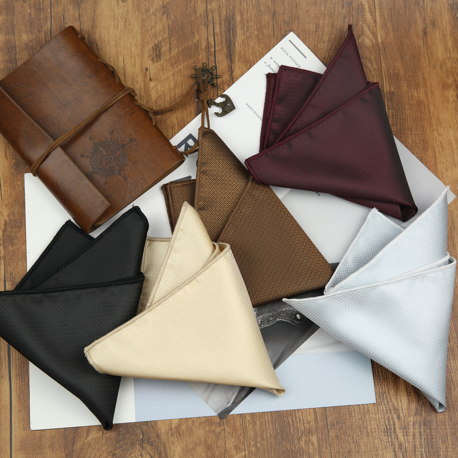 男性用スクエアポケットハンカチ,24cm,モノクロ,エレガントなポリエステル,クラシックな無地,白と茶色,結婚式とビジネス用