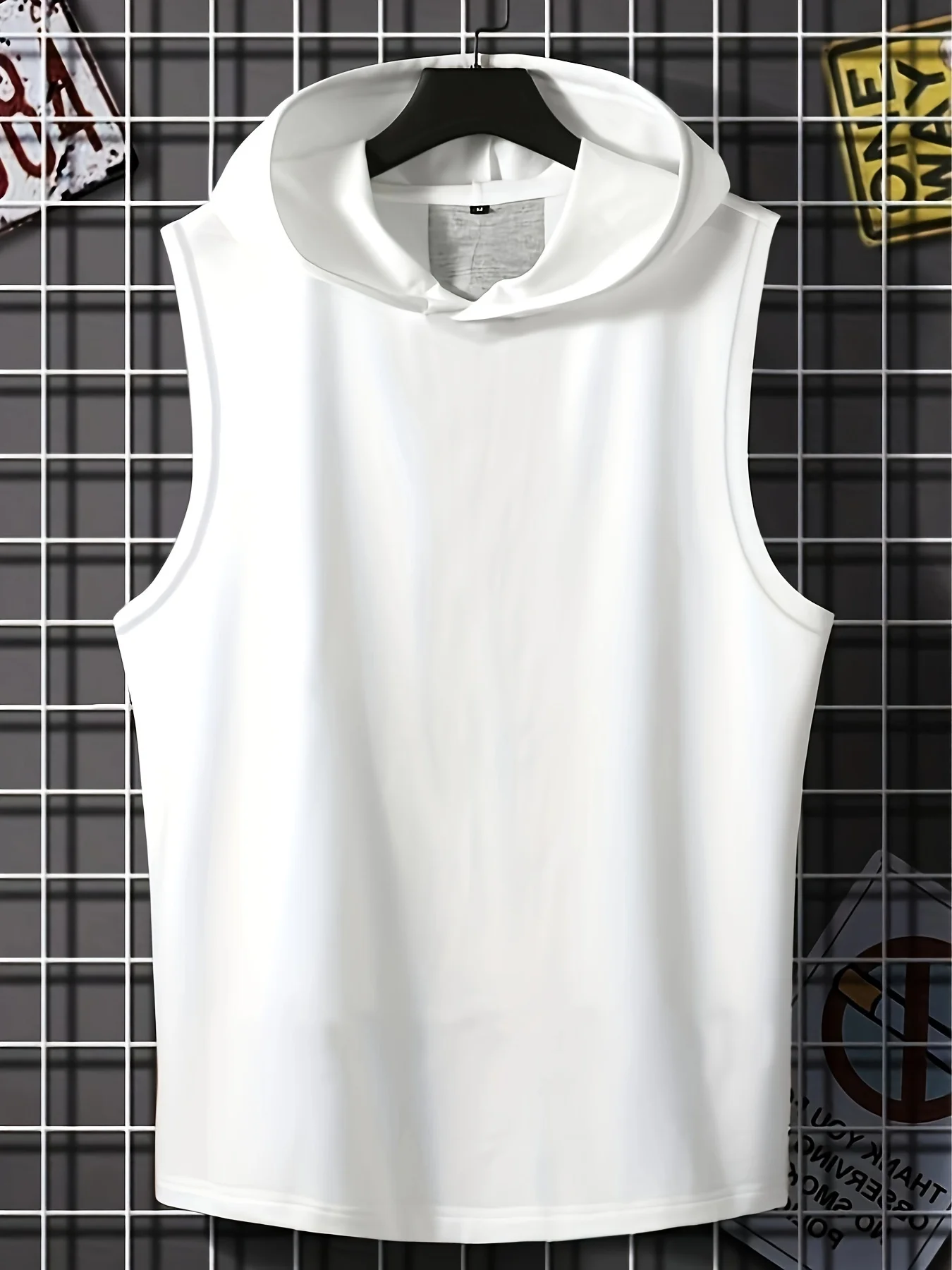 Camiseta masculina com colete esportivo com capuz