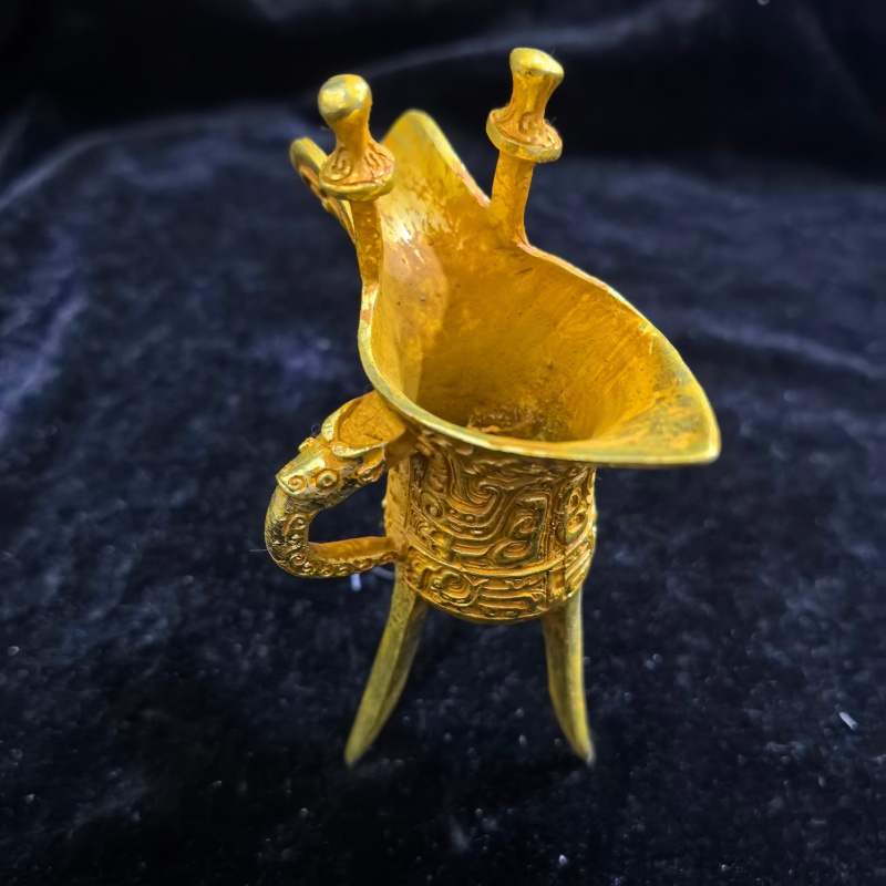 Antique Style Pure Copper Gilded War Han Dynasty Wine Cup Three-Legged Wine Vessel Collectible Home Decor Living Room Decoration