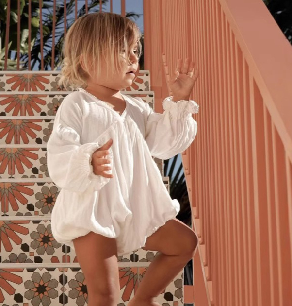 2025 скандинавский детский весенне-осенний кружевной комбинезон из хлопка и льна с открытой спиной и v-образным вырезом, одежда для малышей