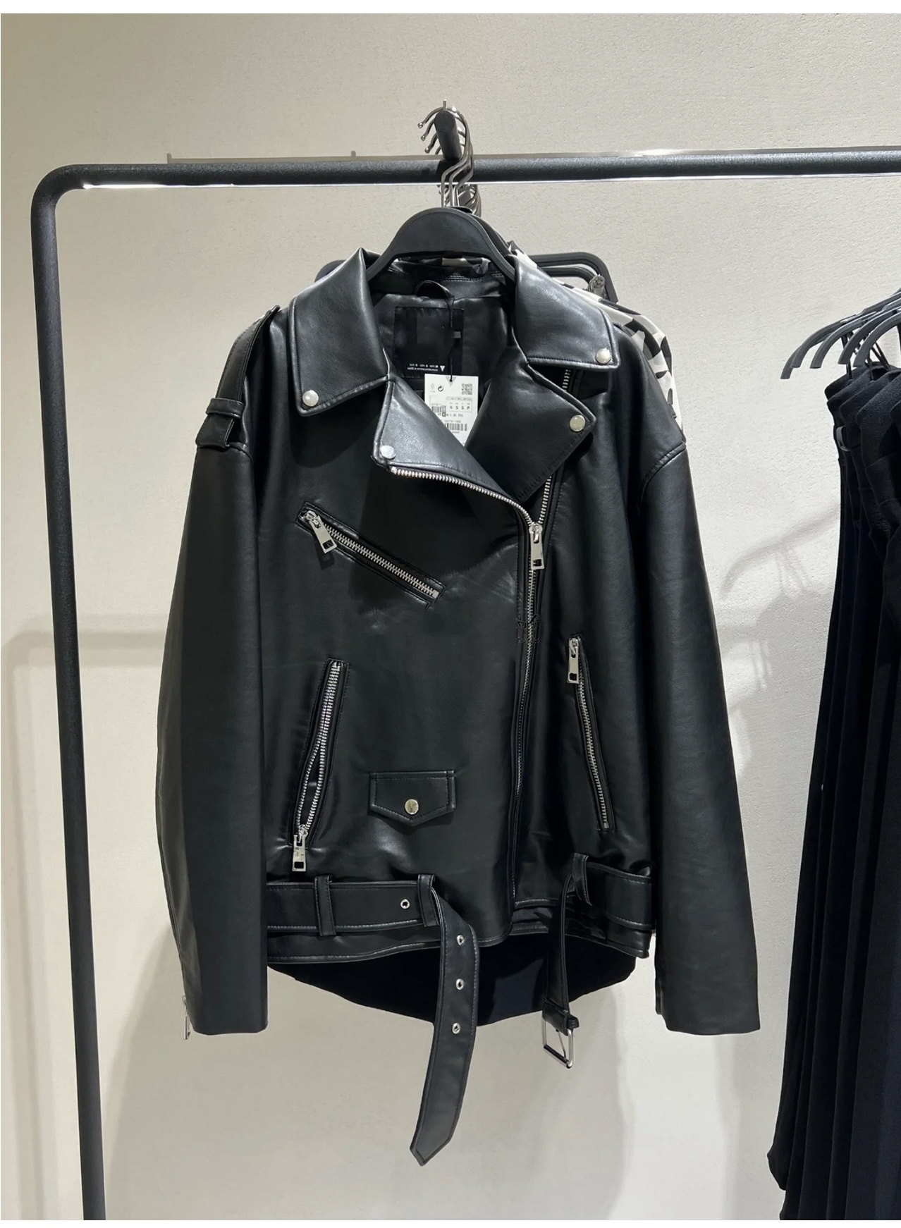Lose Motorradjacke aus Kunstleder für Damen 2024, neue Epaulette-Dekoration, diagonaler Reißverschluss, Daunen-Schulter-Lazy-Mantel