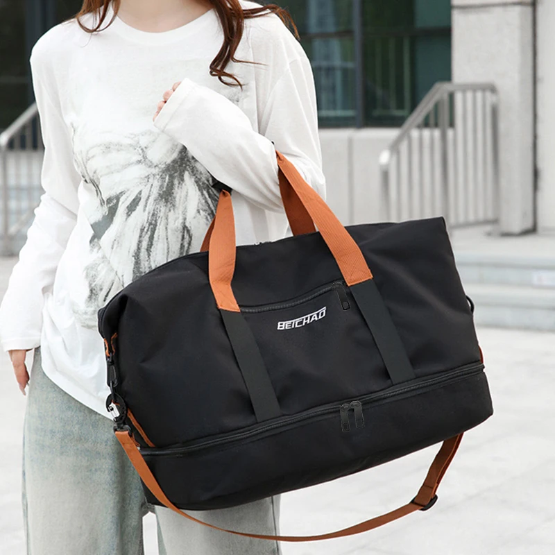 Lo zaino in colore neutro è appositamente progettato per uomini e donne e è adatto come borsa da viaggio e alloggio