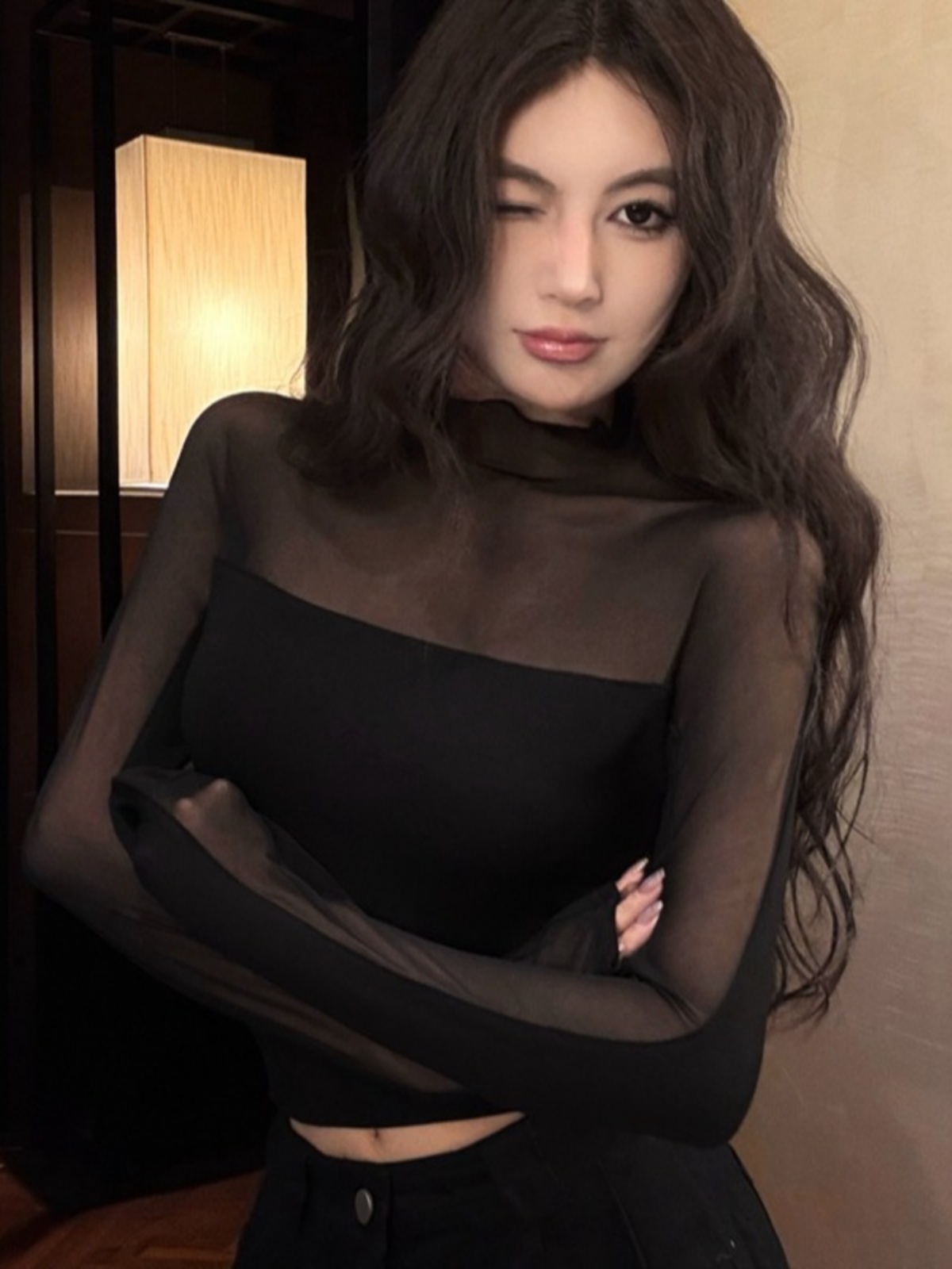 セクシーなスパイシーガールスタイルハーフハイカラー Tシャツ女性のインナーウェアベースレイヤーメッシュスプライス痩身植毛ショートトップ