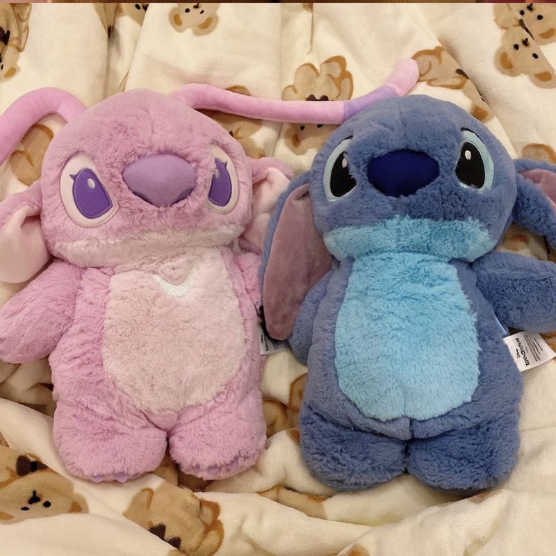 Botella de agua caliente de felpa de Anime Stitch Angel de Disney, calentador de manos con relleno de agua para el hogar para mujer, dibujos animados Extra grandes, regalos para niñas