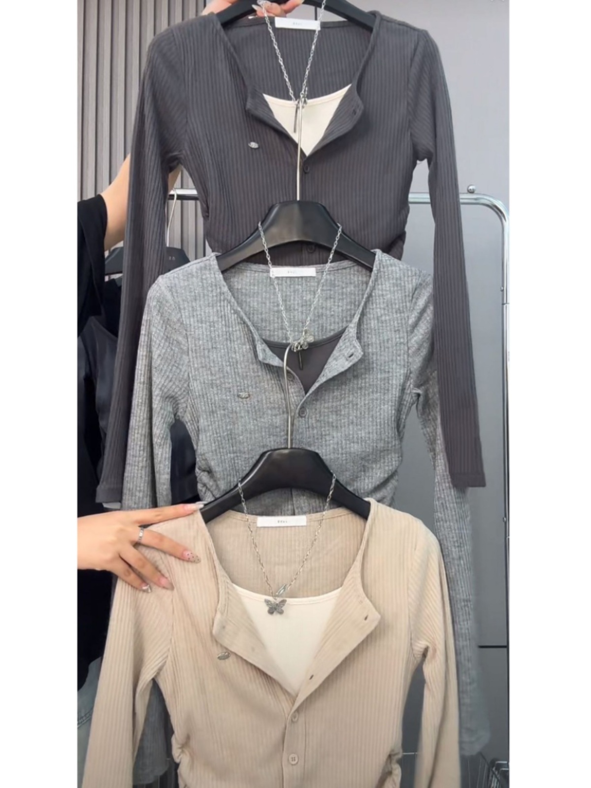 プラスサイズカジュアルレトロ長袖ニット Tシャツ女性の春フェイクツーピース肩までの長さのボディシャツ脂肪 MM 肉隠し痩身トップ
