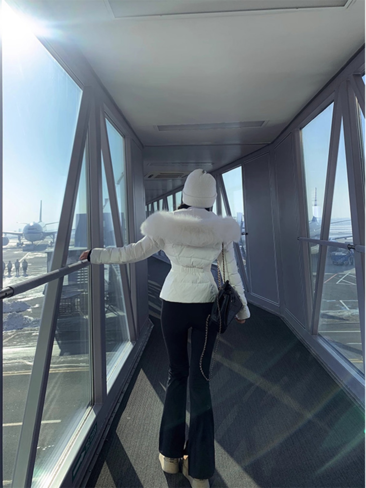 White Large Fur Collar down Jacket Women's 2024 Winter New Design Ultra Slim Lightweight Hooded White Duck down Outerwear