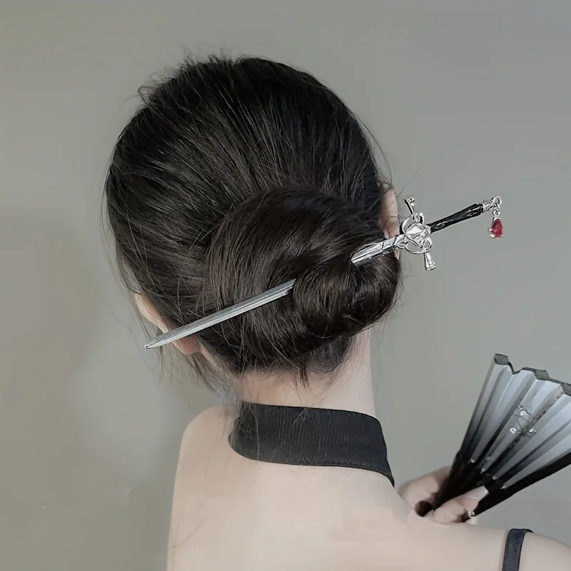 Una antica forcina cinese con nappe a forma di spada: perfetta per cosplay e aggiornamenti di Hanfu: una forcina classica per un look elegante