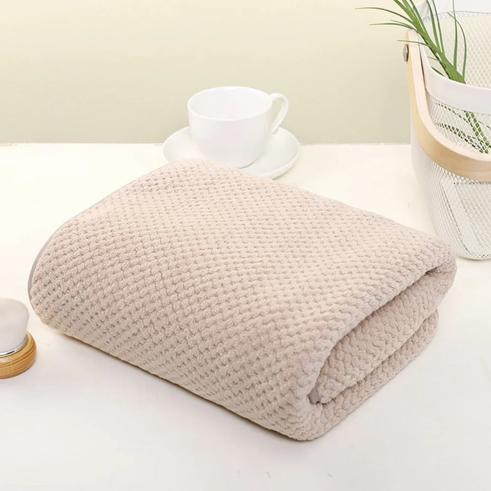 Clearance A Large Bath Towel Is Thick and Soft, with Good Water Absorption and A Quick Drying Size of 70 X 140 Centimeters