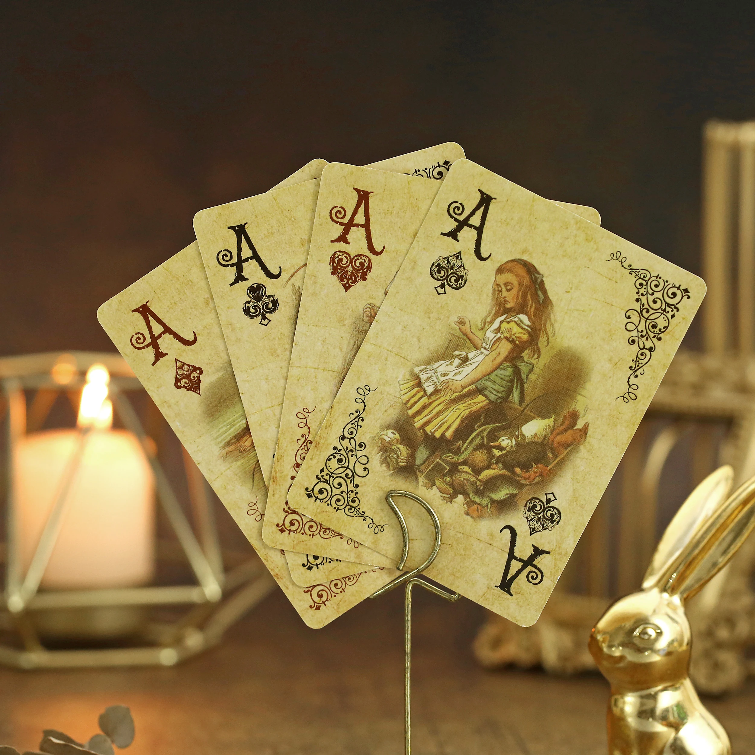 ​ 1 ชุดสไตล์วินเทจเล่นไพ่ Alice in Wonderland ไพ่โป๊กเกอร์สํารับเกมกระดาน Retro โป๊กเกอร์ไม่เคยเปิด