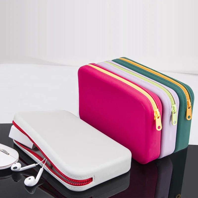 Bolsa de almacenaje para maquillaje de Color sólido de silicona suave con alto valor estético y moderno, bolsa de almacenaje para maquillaje con cremallera y C grande