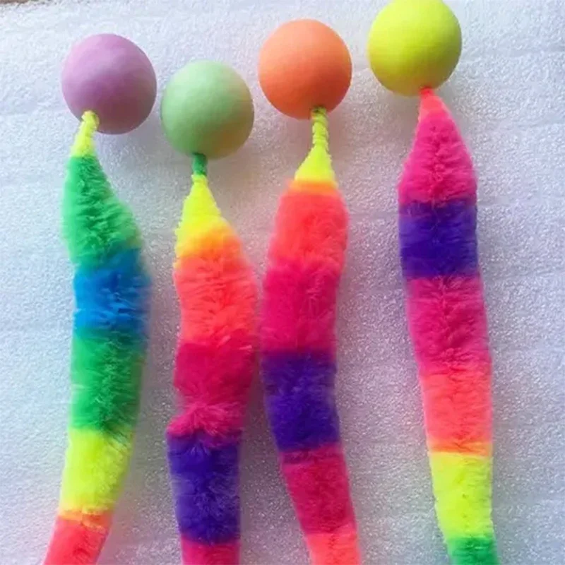 แมวของเล่นแบบโต้ตอบ Tickle Cat สีสัน Bouncing Ball อุปกรณ์สําหรับสัตว์เลี้ยงปริศนา Teasing ในร่มแมวหนอน Caterpillar ของเล่นยืดหยุ่น