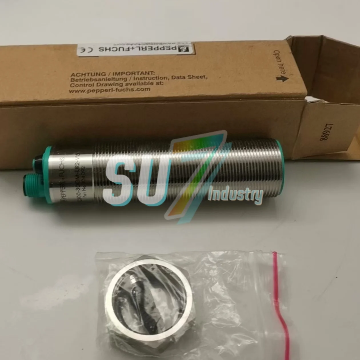 Sensor ultrassônico novo no armazém UC4000-30GM-IUR2-V15 UC500-30GM-IUR2-V15