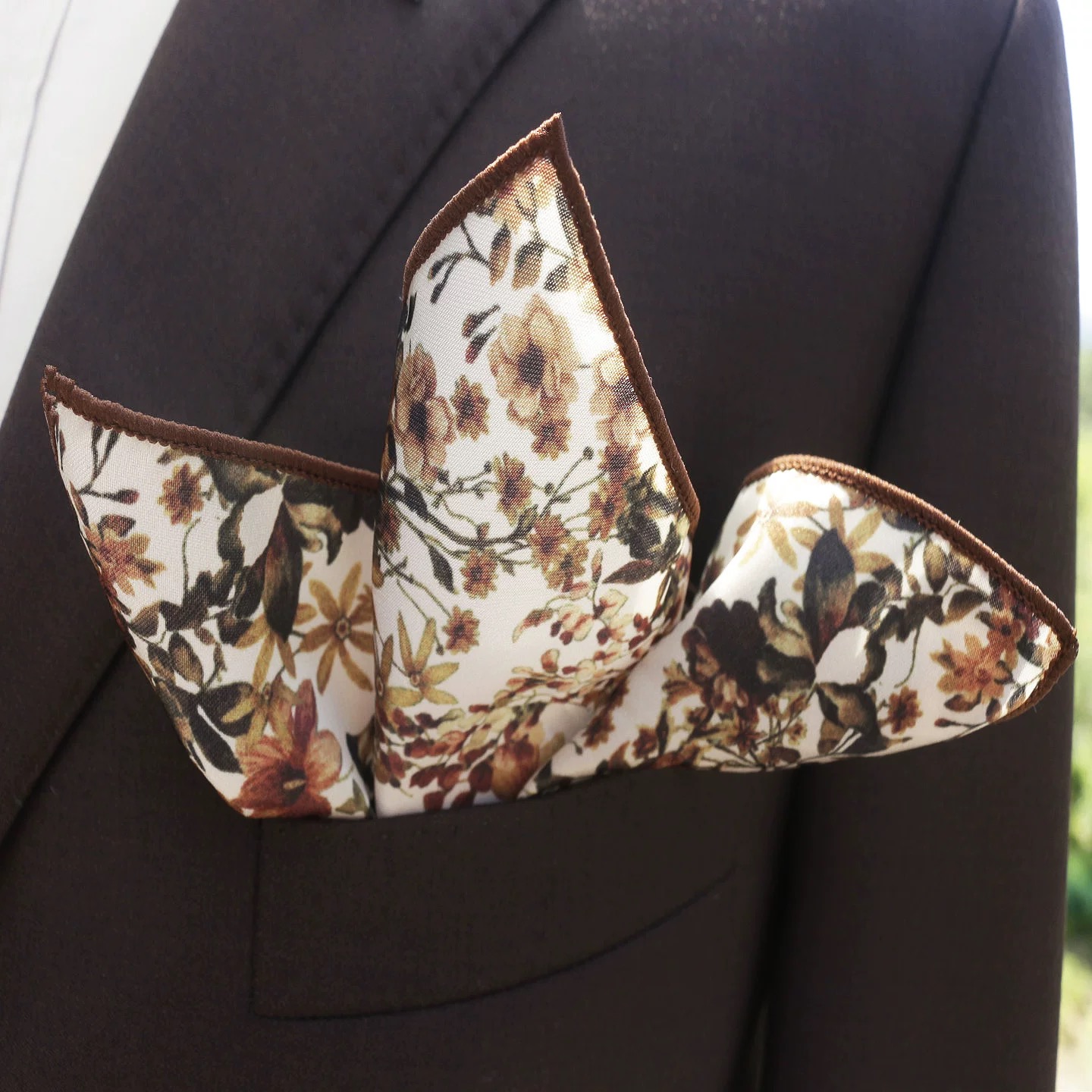 2025 Nieuwe Bloemen Gedrukt Pochet Voor Mannen Formele Zijdezachte Zakdoek Trouwpak Accessoires Mode Bruin Geel Hanky