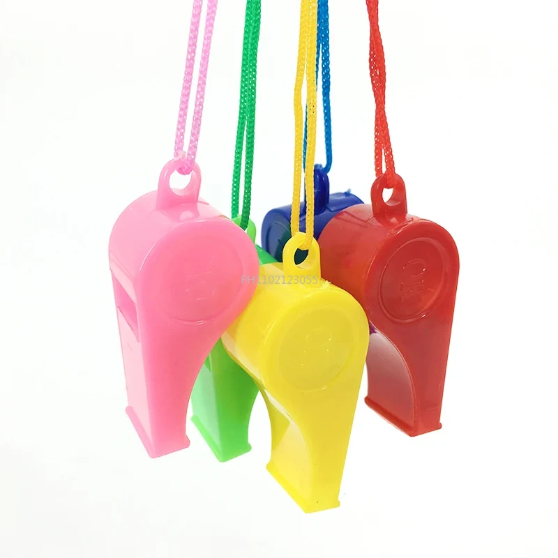 1 pçs mini apito de plástico com corda crianças brinquedos futebol rugby cheerleading apito fontes festa aniversário