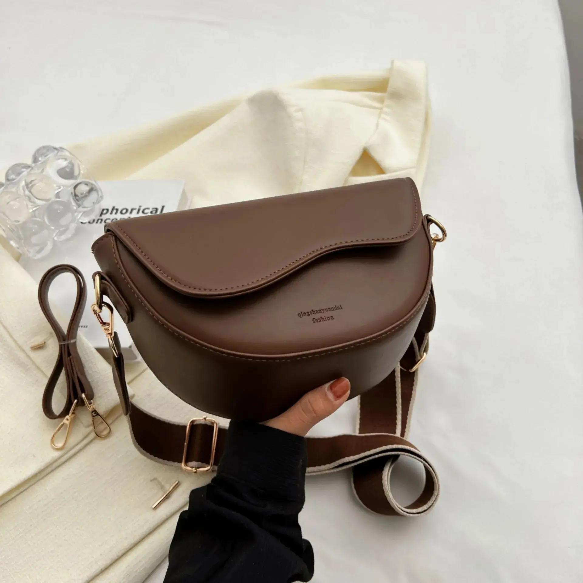Damska torebka vintage w jednolitym kolorze z klapką, mała torebka typu saddle na ramię lub pod pachę, modna torebka crossbody z szerokim paskiem ze skóry PU.