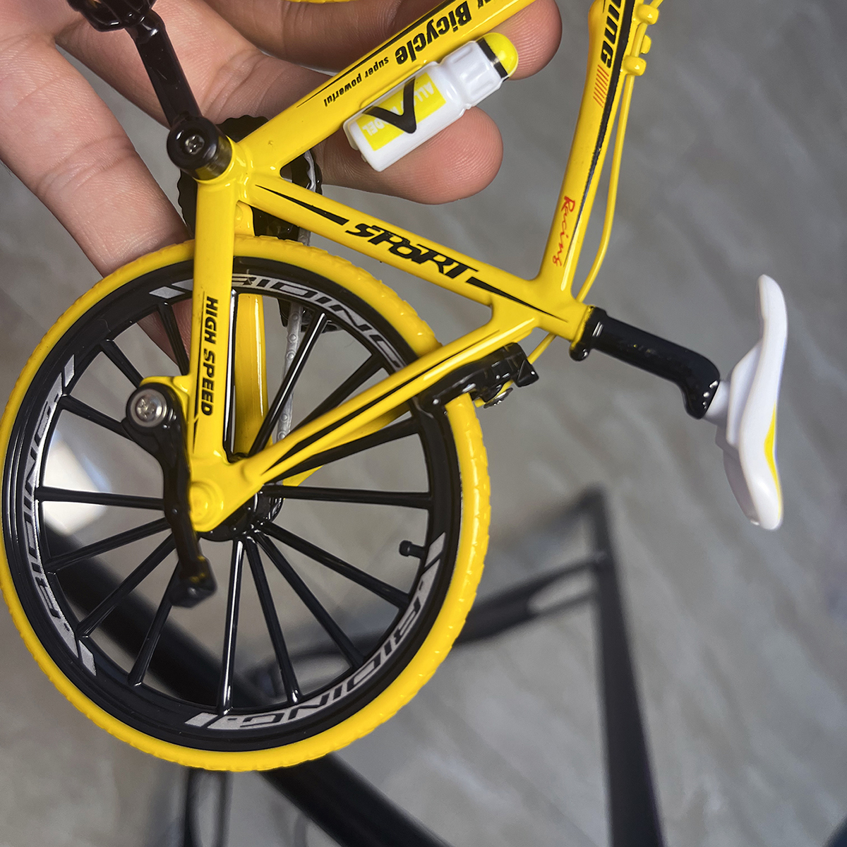 1:10 Mini modèle doigt alliage vélo moulé sous pression montagne tout-terrain vélo jaune vélo jouet courbure simulation Collection Mini jouets garçons