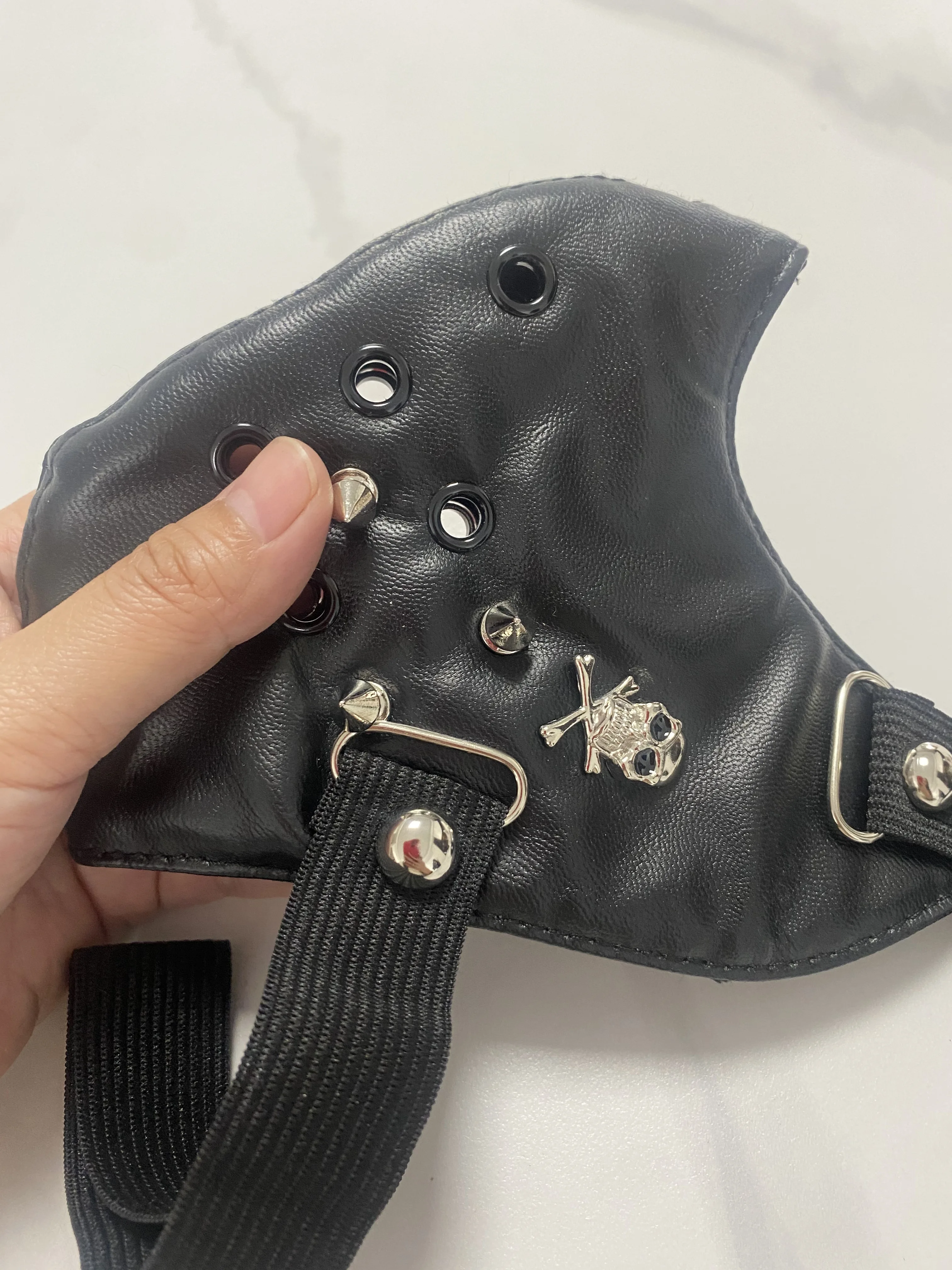 ผู้ชายผู้หญิงสีดํา PU หนัง Skull Rivet Punk Rock หน้ากาก Lady's Breathable Party คอสเพลย์ฮาโลวีนปาก-muffle R1923