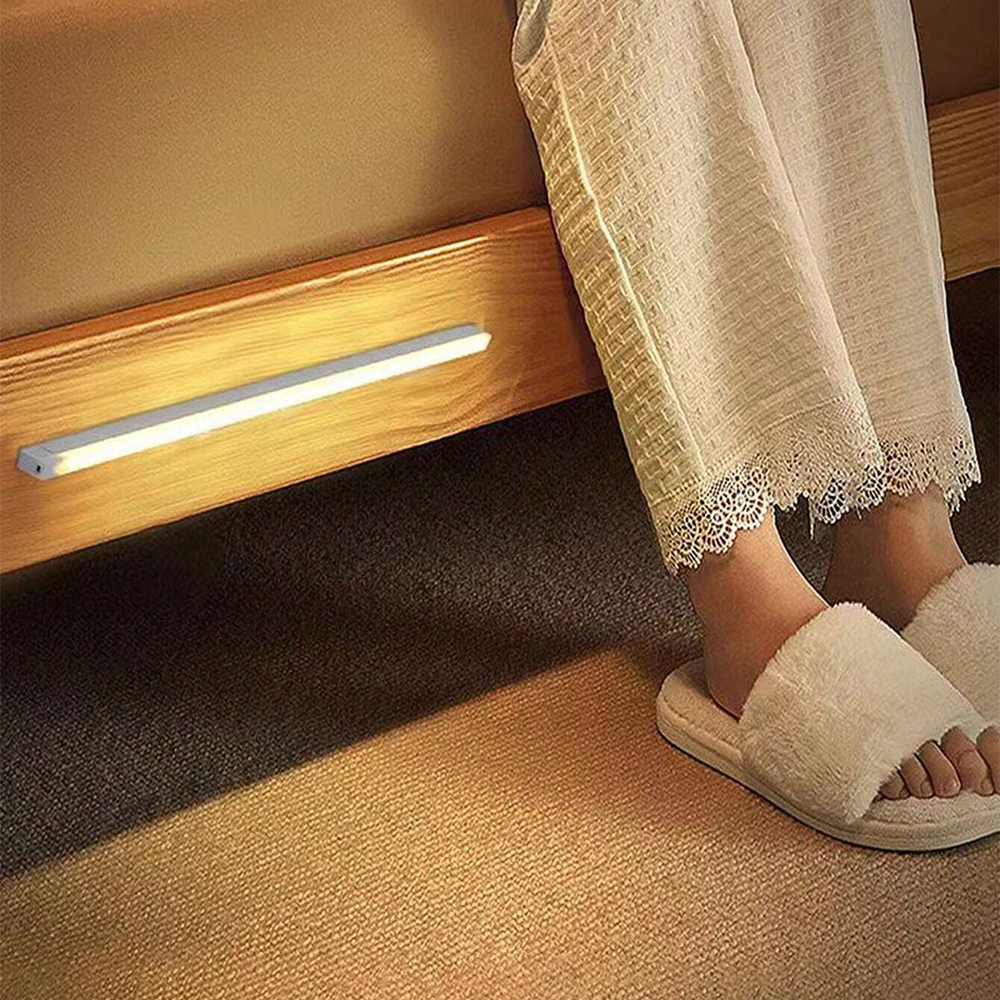 1 szt. Lampka z czujnikiem ruchu, bezprzewodowa lampka nocna z możliwością ładowania przez USB do pokoju, szafki, szafy, korytarza i schodów Ciepłe/białe światło