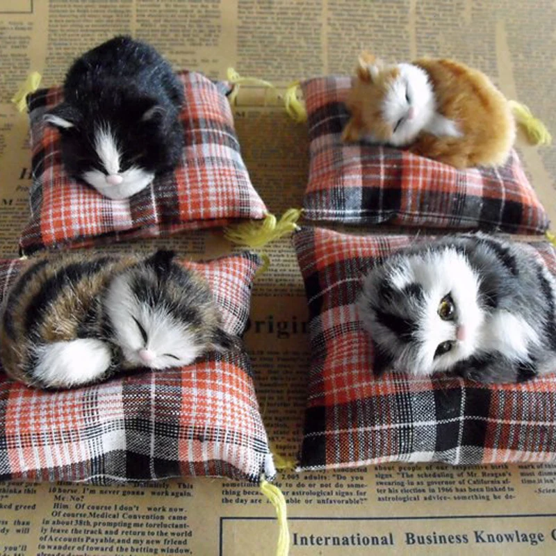 Mini gatti addormentati artificiali su cuscino di stoffa Simulazione di peluche Gatti sdraiati Ornamenti per bambole Regali per bambini Decorazione della casa Artigianato