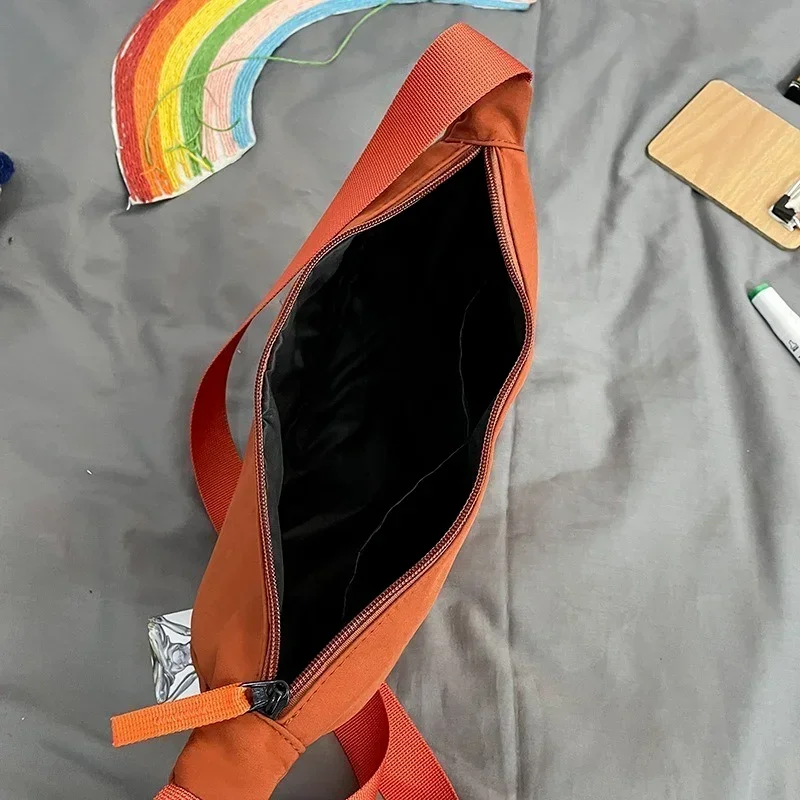 ソリッドカラーのチェストバッグ女性のための大容量旅行クロスボディ女性ハーフムーンベルトバッグレディースデイリーストリートファニーパック 2024