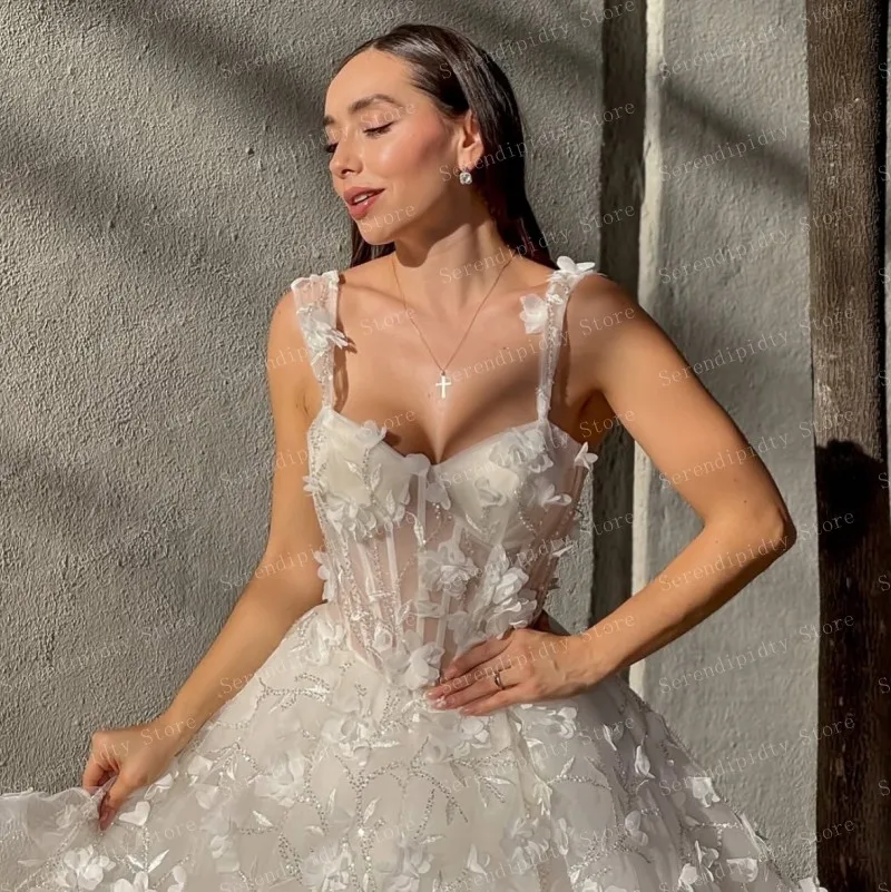 Vestido branco delicado com bordado floral apresenta tecido transparente e design de saia fluida destacando feminilidade e graça no sol