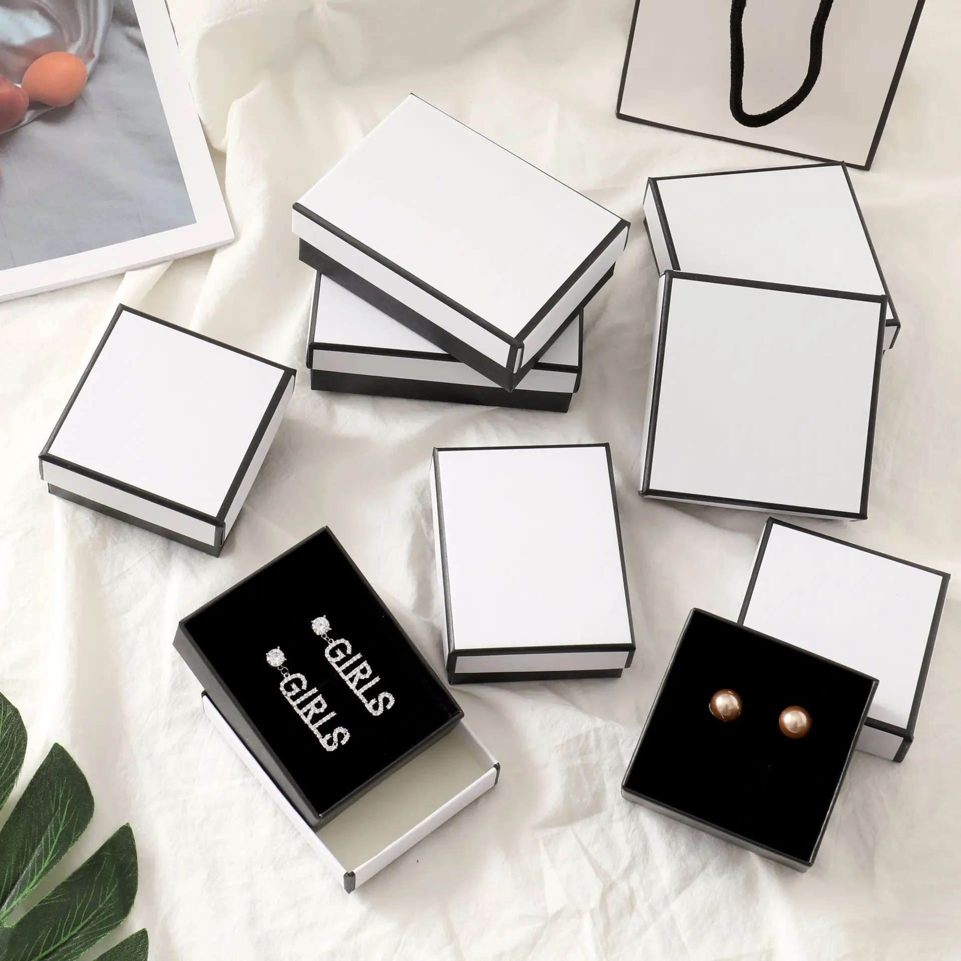 12 แพ็คสีขาวสีดํากระดาษแข็งกล่องเครื่องประดับต่างหูแหวนสร้อยคอกล่อง 7x9x3 ซม.กระดาษคราฟท์งานแต่งงานของขวัญฝุ่นกรณี