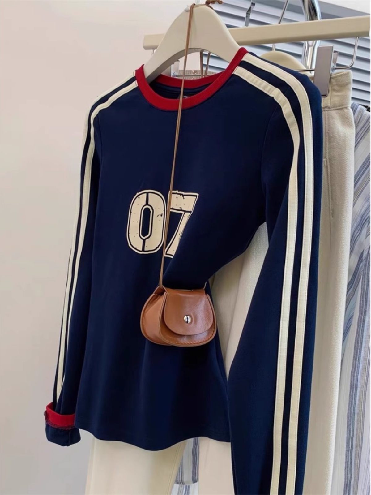 スリムフィット長袖 Tシャツレディース初秋インナー薄手小さいサイズベーストップアメリカンストライプ肩丈カジュアルウェア