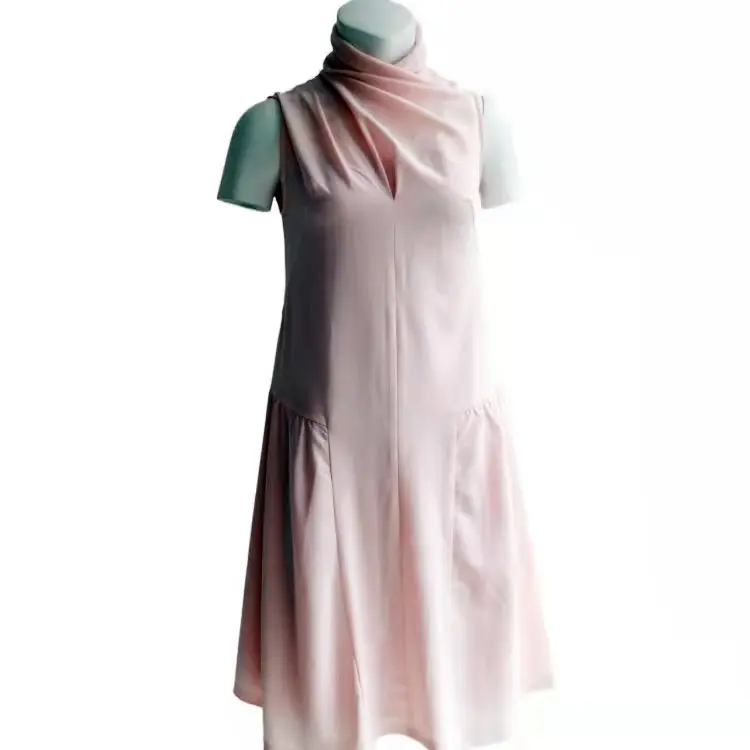 alfaiate vestido formal de crepe rosa pálido com gola franzida e sem mangas
