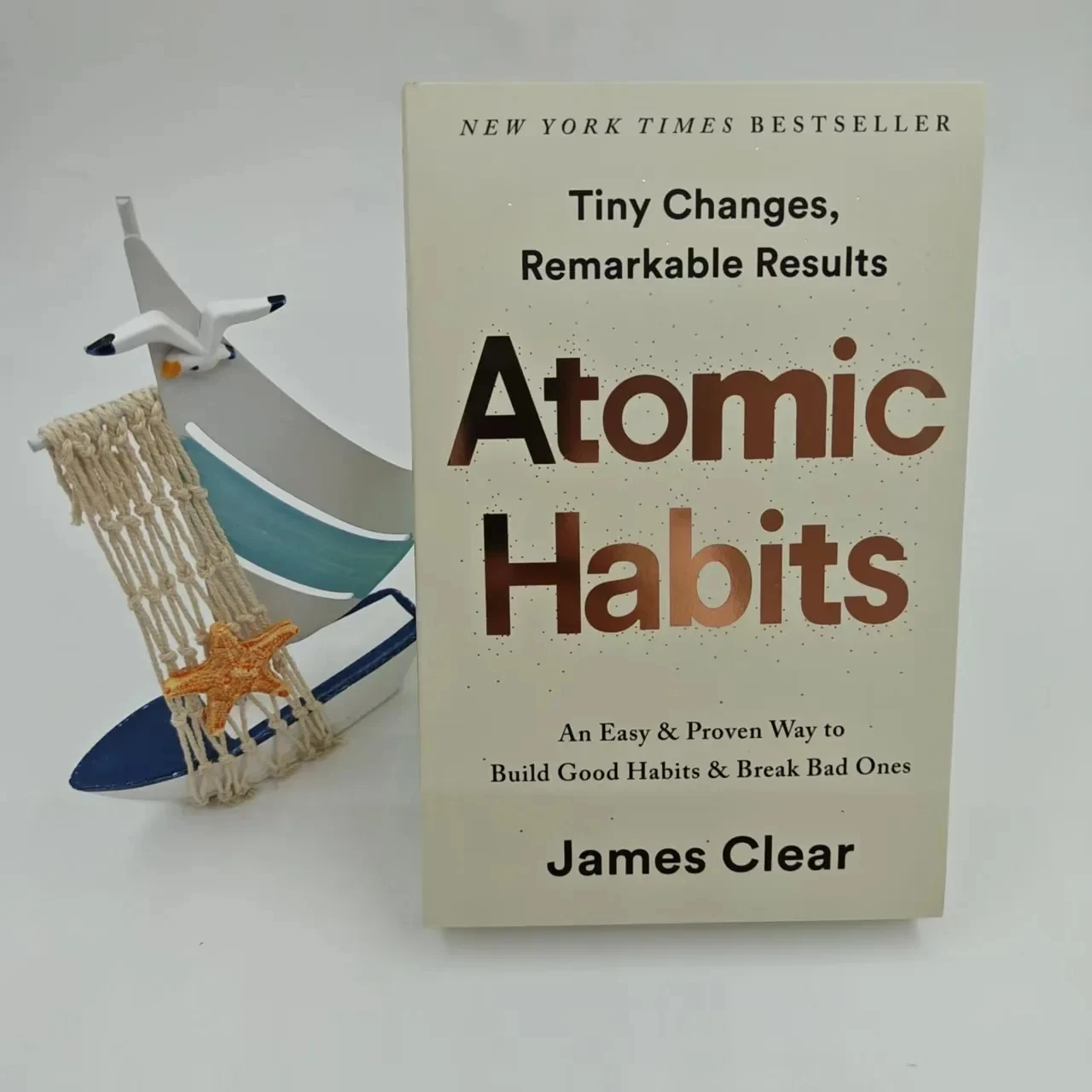 Atomic Habits to popularna książka o budowaniu dobrych nawyków. Wysokiej jakości, wydajne i łatwe do zrozumienia sposoby na złamanie złych nawyków.