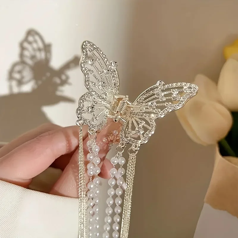 1 個のフルダイヤモンド中空蝶タッセルヘアアクセサリー、パールビーズチェーン後頭部グラブクリップ、亜鉛合金サメクリップ