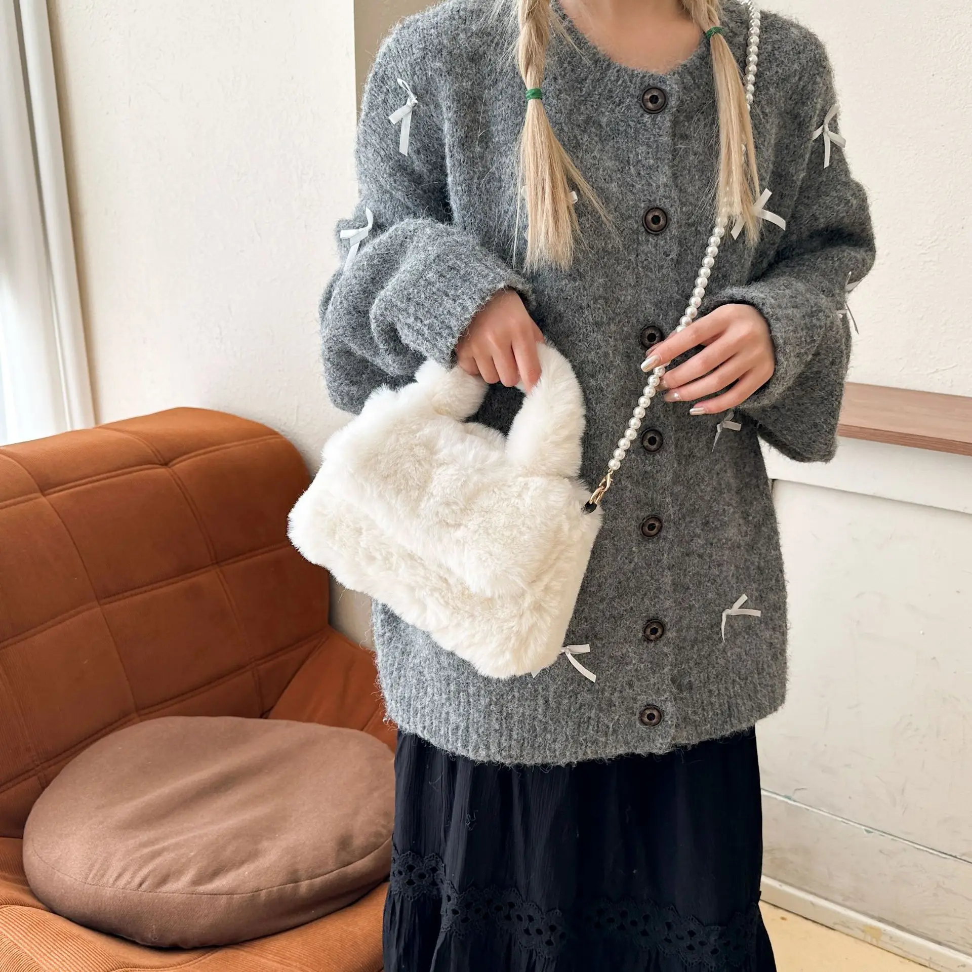 Estilo coreano saco de pelúcia simples cor sólida pérola corrente flip fivela crossbody saco versátil feminino pequeno quadrado 2025 novo